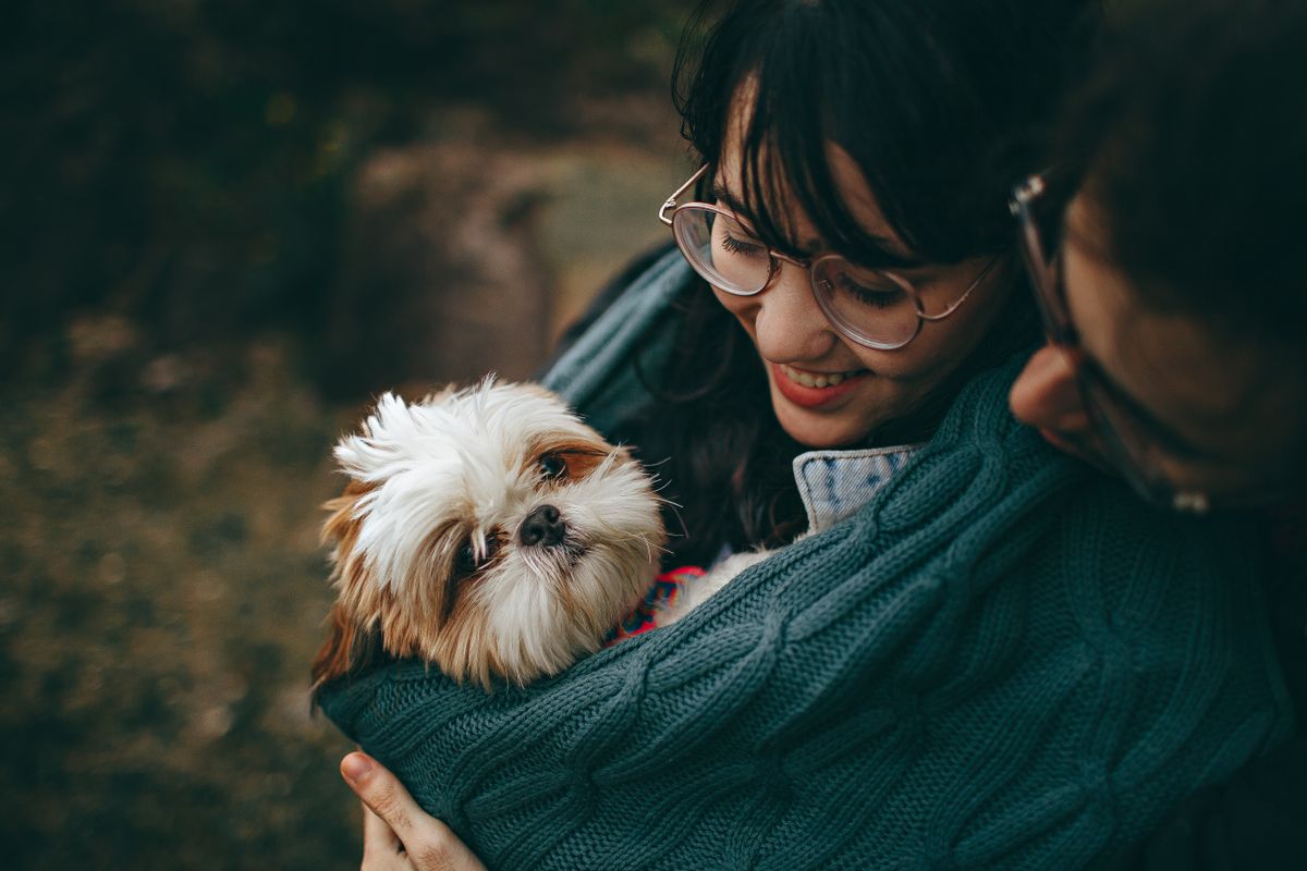 Dueña abrazando a su perrito shih tzu